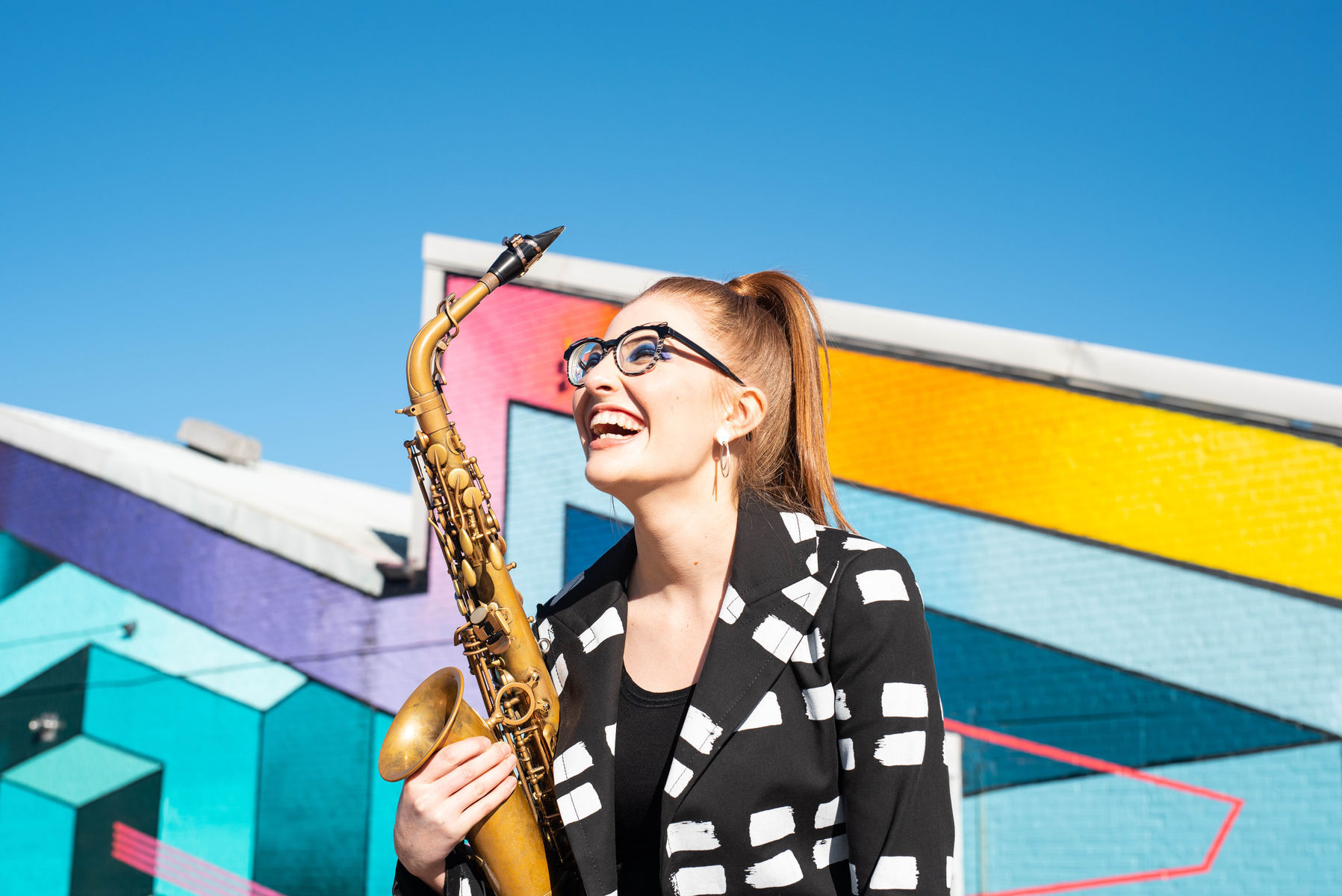 Britská saxofonistka Jess Gillam