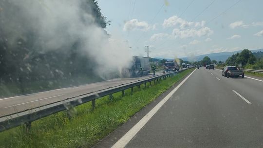 Na rýchlostnej ceste R1 horí kamión. Cesta je neprejazdná, kolóny majú kilometre