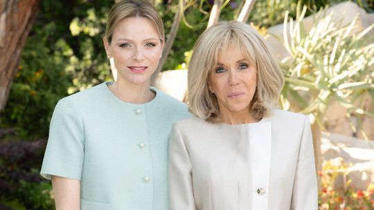 Monacká princezná Charlene (vľavo) a prvá dáma...