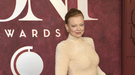 Austrálska herečka Sarah Snook v šatách Richard Quinn.