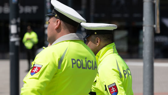 Mladá žena zahynula po páde z okna v Starom Meste