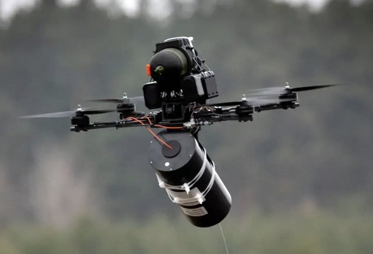 Dron je ovládaný cez tenučký kábel, ktorý sa...