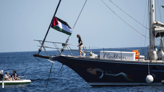 Jachta s aktivistami na palube zakotvila v izraelskom prístave. Macron žiada o rýchly návrat Francúzov