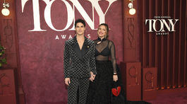Herec Darren Criss a jeho partnerka Mia Swier.