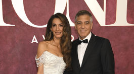 Herec Geroge Clooney a jeho manželka Amal Clooney pózujú fotografom. 