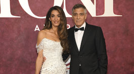 Herec Geroge Clooney a jeho manželka Amal Clooney pózujú fotografom. 