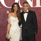 Herec Geroge Clooney a jeho manželka Amal Clooney pózujú fotografom.