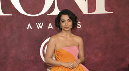 Herečka Auliʻi Cravalho v kreácii Carolina Herrera. 