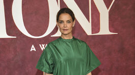 Herečka Katie Holmes sa obliekla do modelu z dielne Prada. 