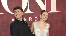 Herečka Sadie Sink prišla aj v sprievode brata Mitchella. A v šatách Prada. 