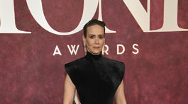 Herečka Sarah Paulson v kreácii Schiaparelli Haute Couture. 