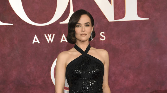 Herečka Zoey Deutch v šatách Elie Saab na...