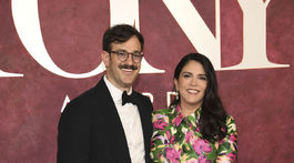John MacGregor a herečka Cecily Strong v šatách Badgley Mischka. 