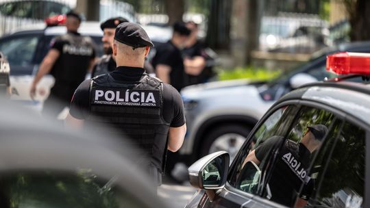 V Bratislave sa prevrátilo vozidlo, tvoria sa kolóny