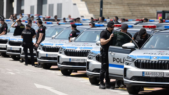 Policajti a nové policajné vozidlá Škoda Kodiaq...