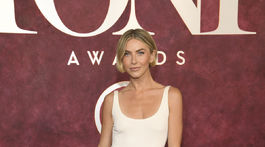 Tanečnica a herečka Julianne Hough v kreácii Christian Siriano.