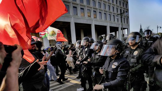 Do Los Angeles napochoduje námorná pechota