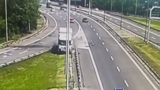 VIDEO: Pod hrozivo vyzerajúcu nehodu kamióna sa podpísal mikrospánok