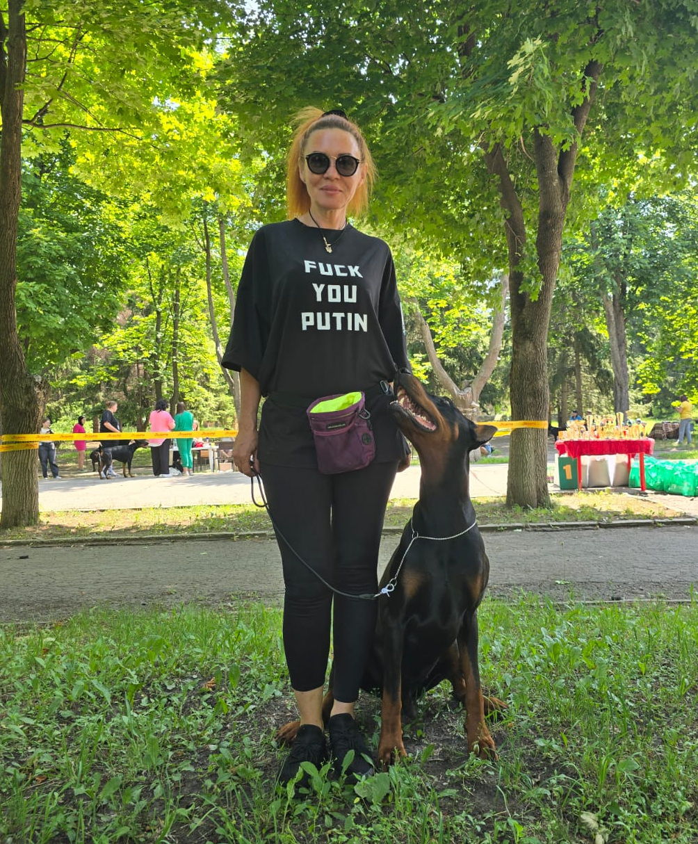 Anna Gin a jej doberman Hektor.