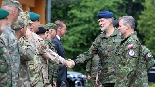 Španielsky kráľ Filip VI. (druhý vpravo) a...