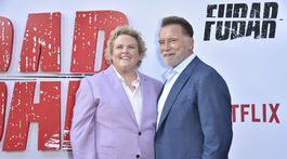 Fortune Feimster a Arnold Schwarzenegger.