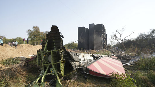 Trosky lietadla ležia na svahu po tom, čo sa...