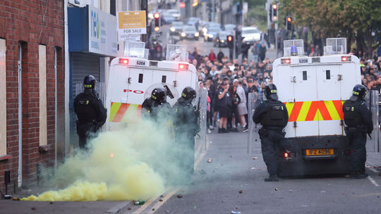 Benzínky „vyschli“, ceny vystrelili, ľudia panikária. Nespokojní Íri vyšli do ulíc