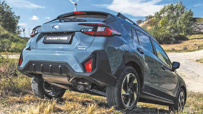 Pri jazde z kopca Crosstrek dokáže udržiavať...