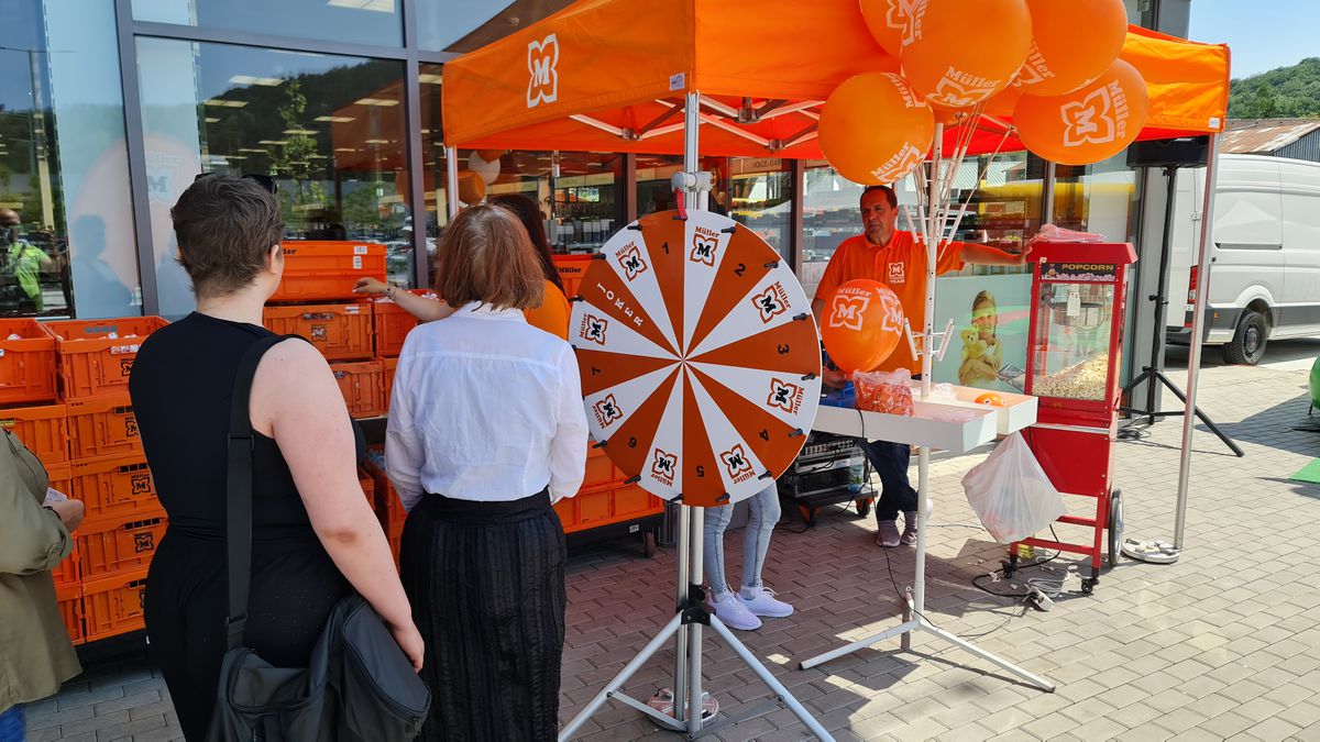 Clients gagnant des prix à l'ouverture du magasin Müller à Trenčín