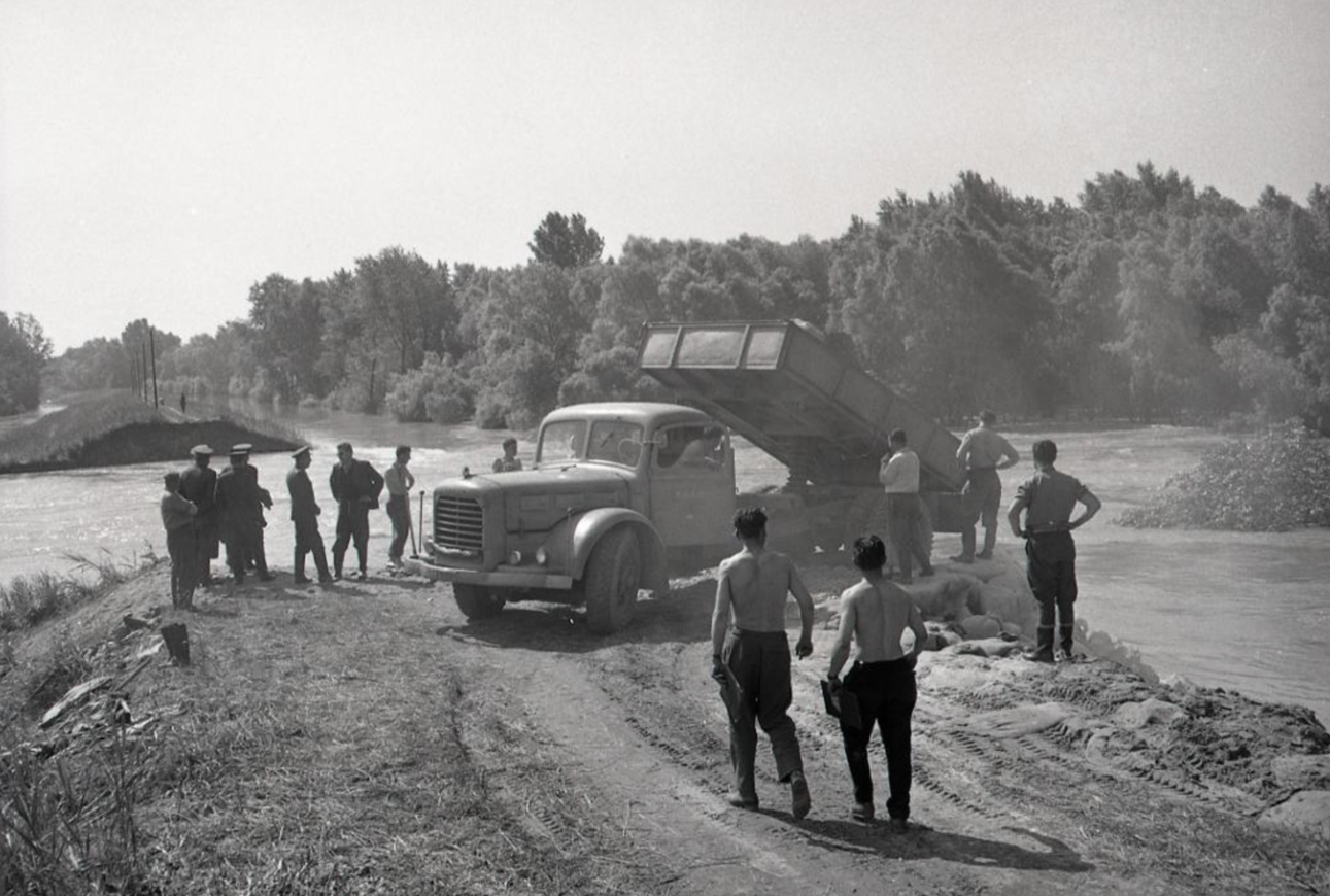 Číčov, sypanie štrku, 1965