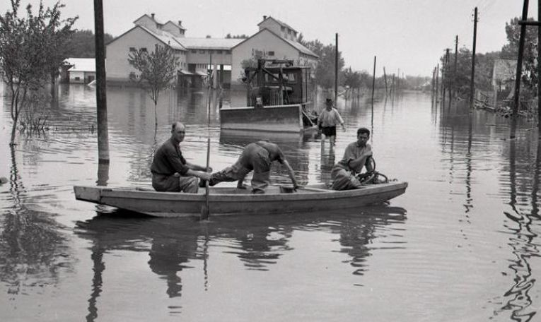 Zaplavené Kolárovo. Ľudia sa prepravovali po...