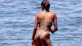 Modelka Tina Kunakey má rada paddle board. 