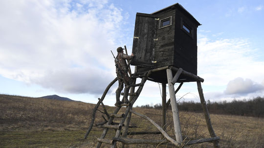 Poľovník na východe Slovenska postrelil seniora, ten zomrel. Údajne išlo o nehodu