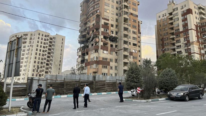 Obyvatelia Teheránu sa pozerajú na škody na...