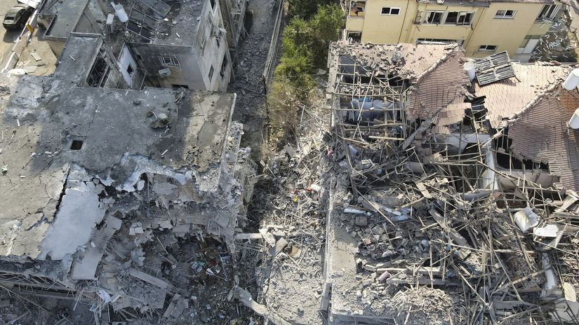 Zničené obytné budovy zasiahnuté raketou...