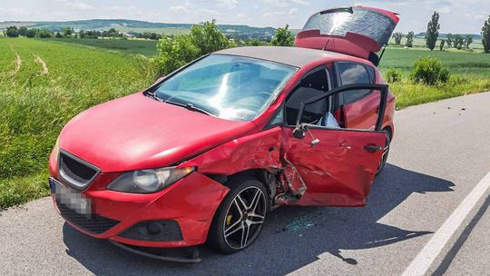 Vážna nehoda na východe: motorkár v protismere narazil do protiidúceho auta. Cesta je uzavretá 