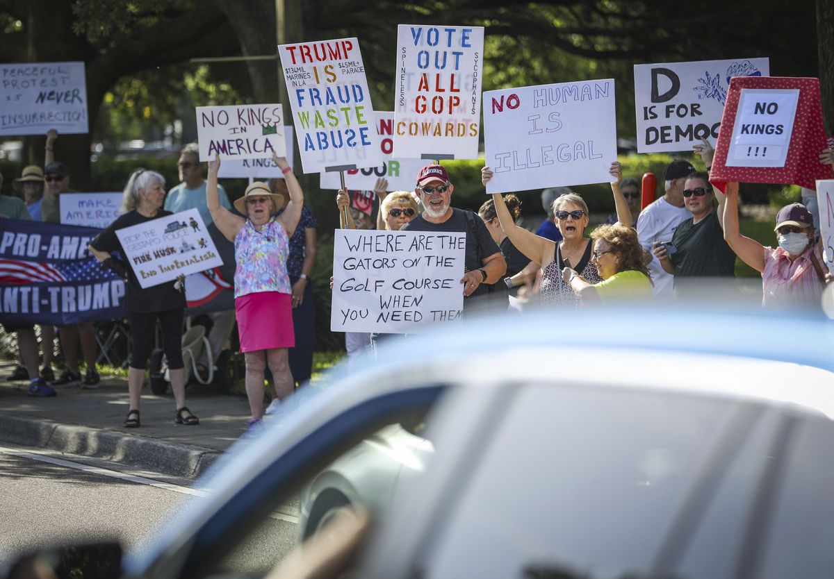 Protestujúci sa zhromaždili na East Bay Drive...