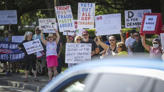 Američania vyšli do ulíc: búria sa v deň Trumpových narodenín. Prezident pohrozil potlačením protestov