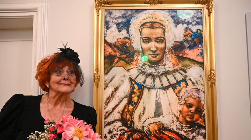 Anita Kajlichová pri obraze, na ktorom je...