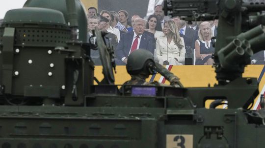 VIDEO: Amerika na nohách. Trump mal narodeniny, veľkolepú vojenskú prehliadku aj protestujúcich v uliciach