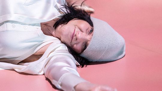 Jana Oľhová v hre Katje Brunner Duchovia sú...