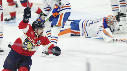 Floridu delí jedna výhra od obhajoby Stanleyho pohára, dvojgólový Marchand zatienil hviezdy Edmontonu