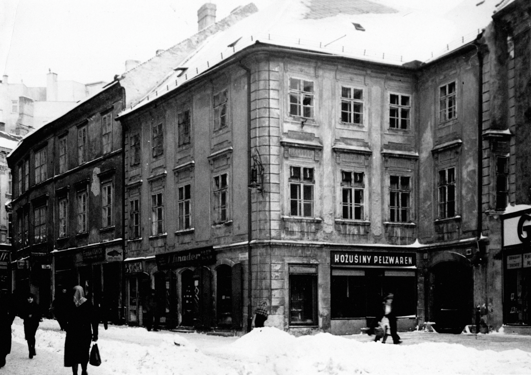 Laurinská ulica pred postavením divadla.