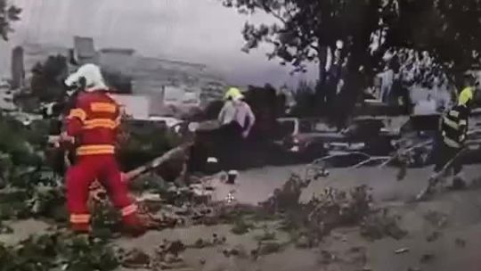 Slovensko bičujú búrky. Udreli stovky bleskov, vietor vyvracia stromy, hrozia povodne
