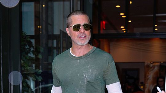 Herec Brad Pitt a jeho mladistvý súčasný štýl.