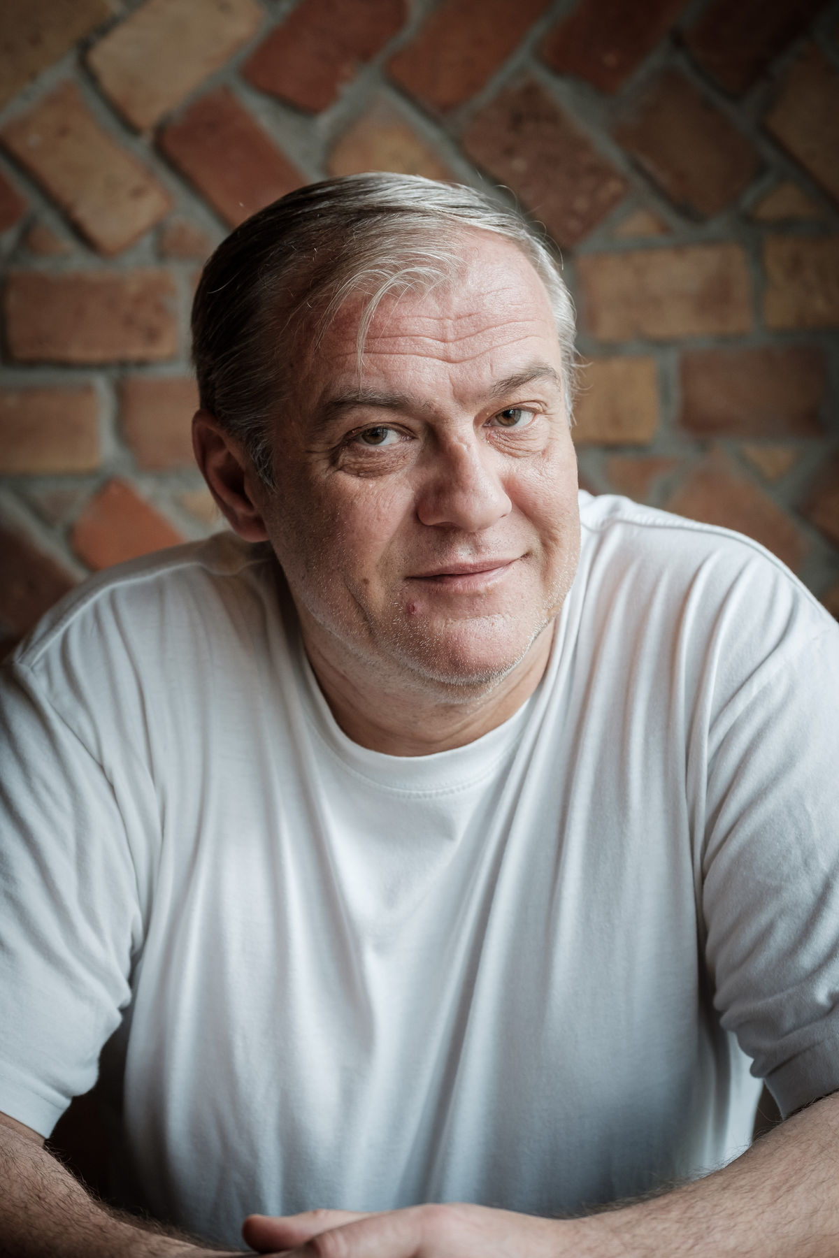 Herec Roman Luknár na zábere z roku 2022.
