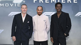 Brad Pitt, pretekár, herec a producent Lewis Hamilton a herec Damson Idris