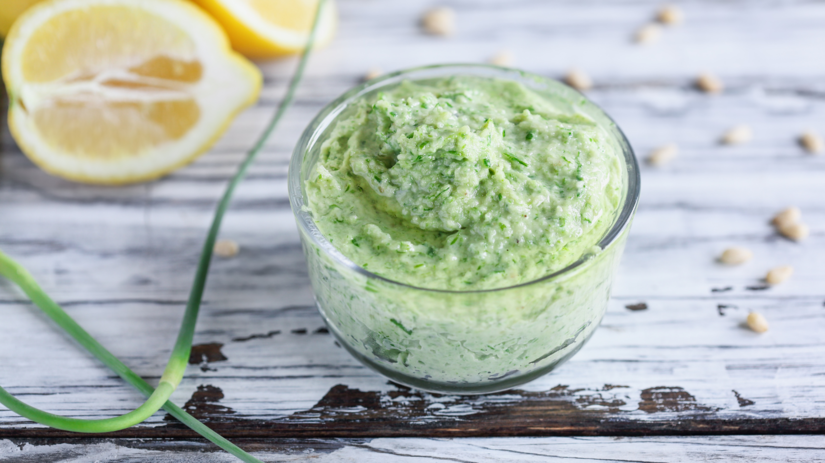 Cesnakové pesto z výhonkov si môžete prirpaviť...