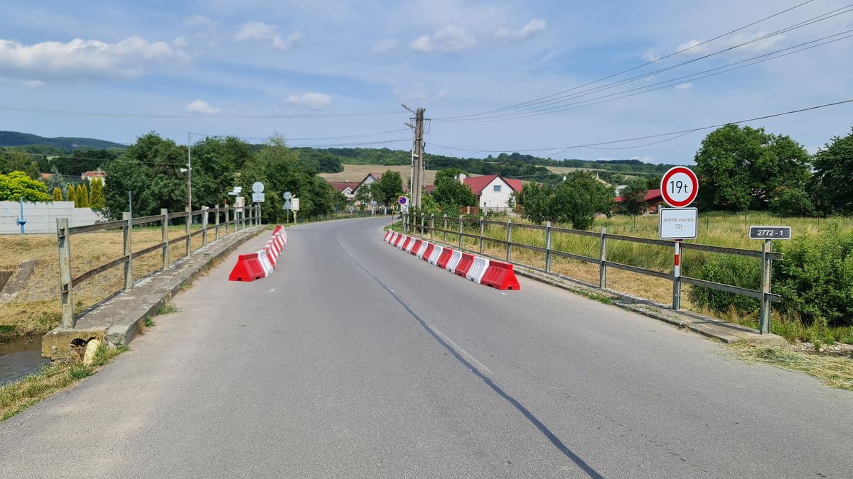 Most s dopravným obmedzením v Čerenčanoch
