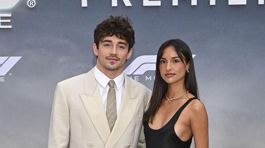 Pretekár Charles Leclerc a jeho partnerka...